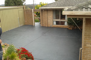 Concrete courtyard leading to the house garage. Complete concrete slab with central drainage.